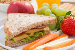 230213082604-school-lunch-stock